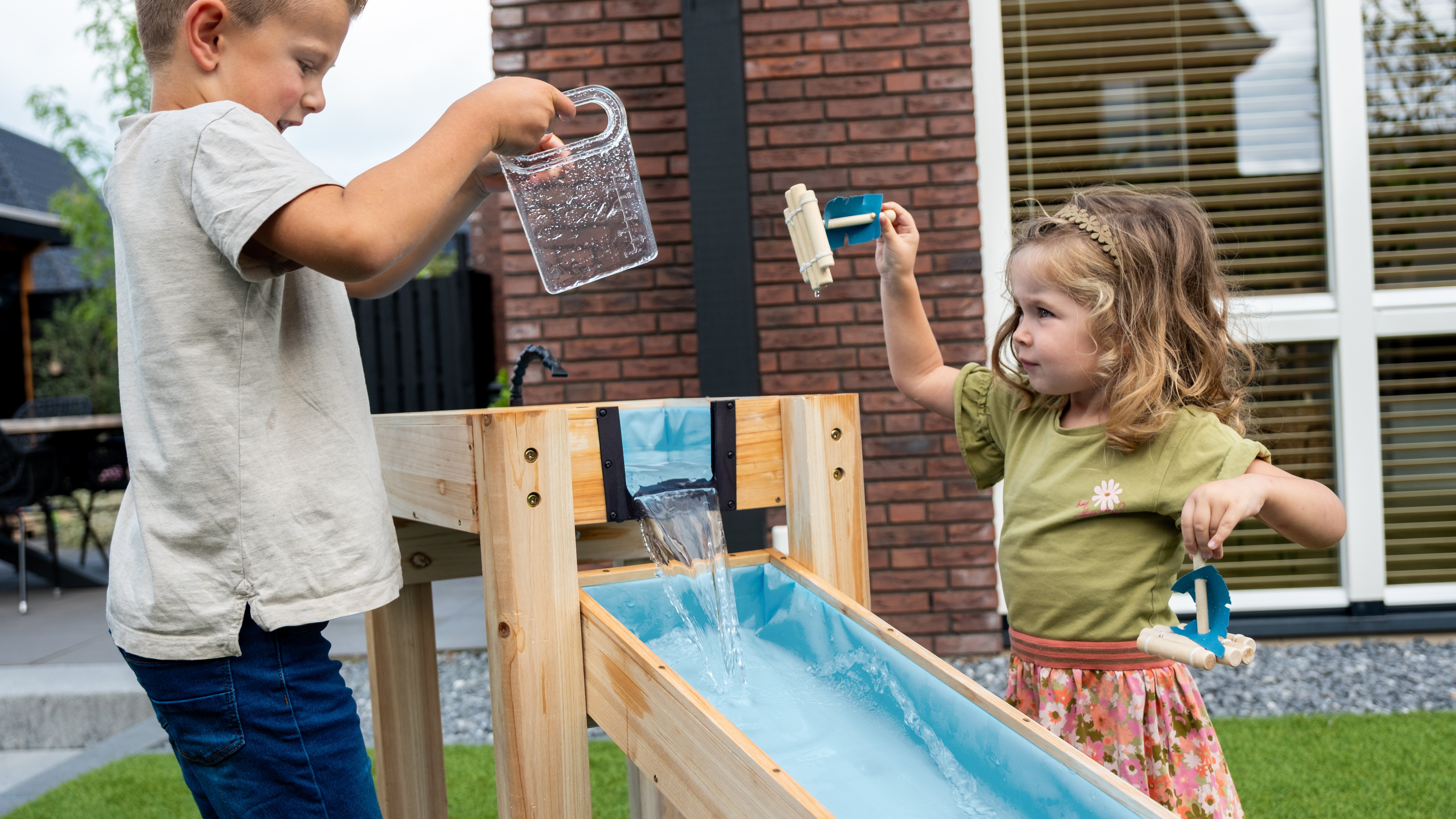 Podkreśla jakość i trwały design. Drewno FSC&reg;-certyfikowane, wymienne części i materiały nadające się do recyklingu sprawiają, że jest to wytrzymałe na wiele lat użytkowania.