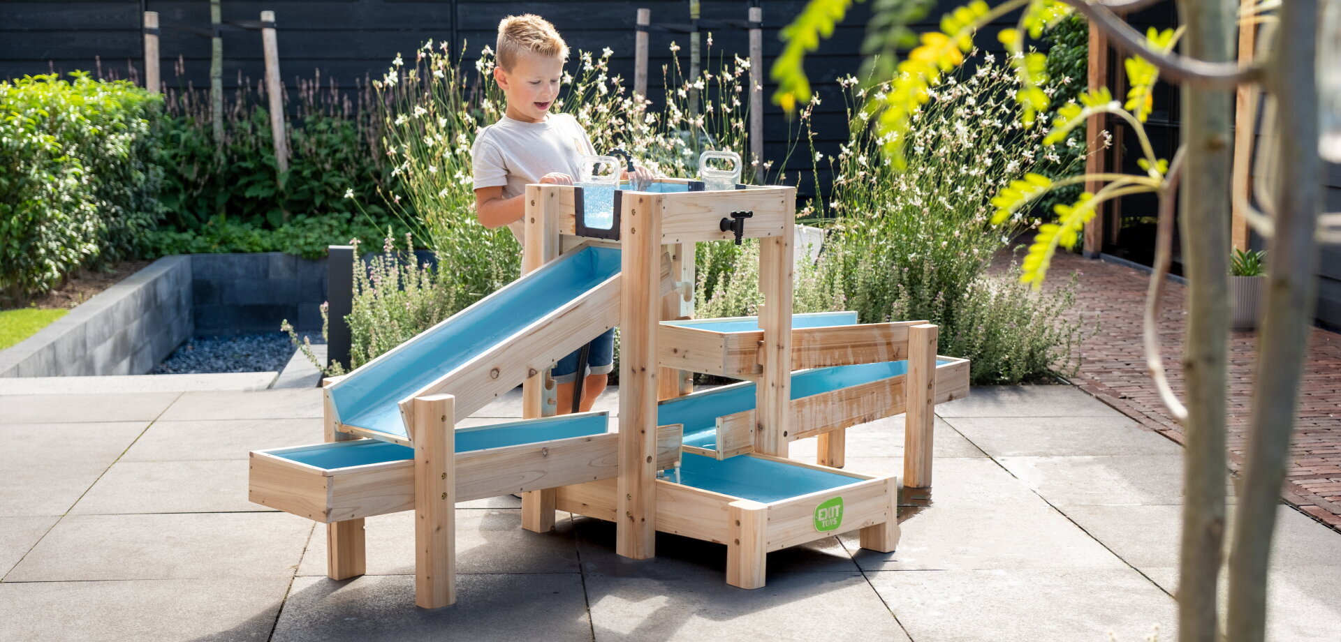 tor wodny, zabawki ogrodowe, zabawa w ogrodzie, nauka przez zabawę, pompa i śluza