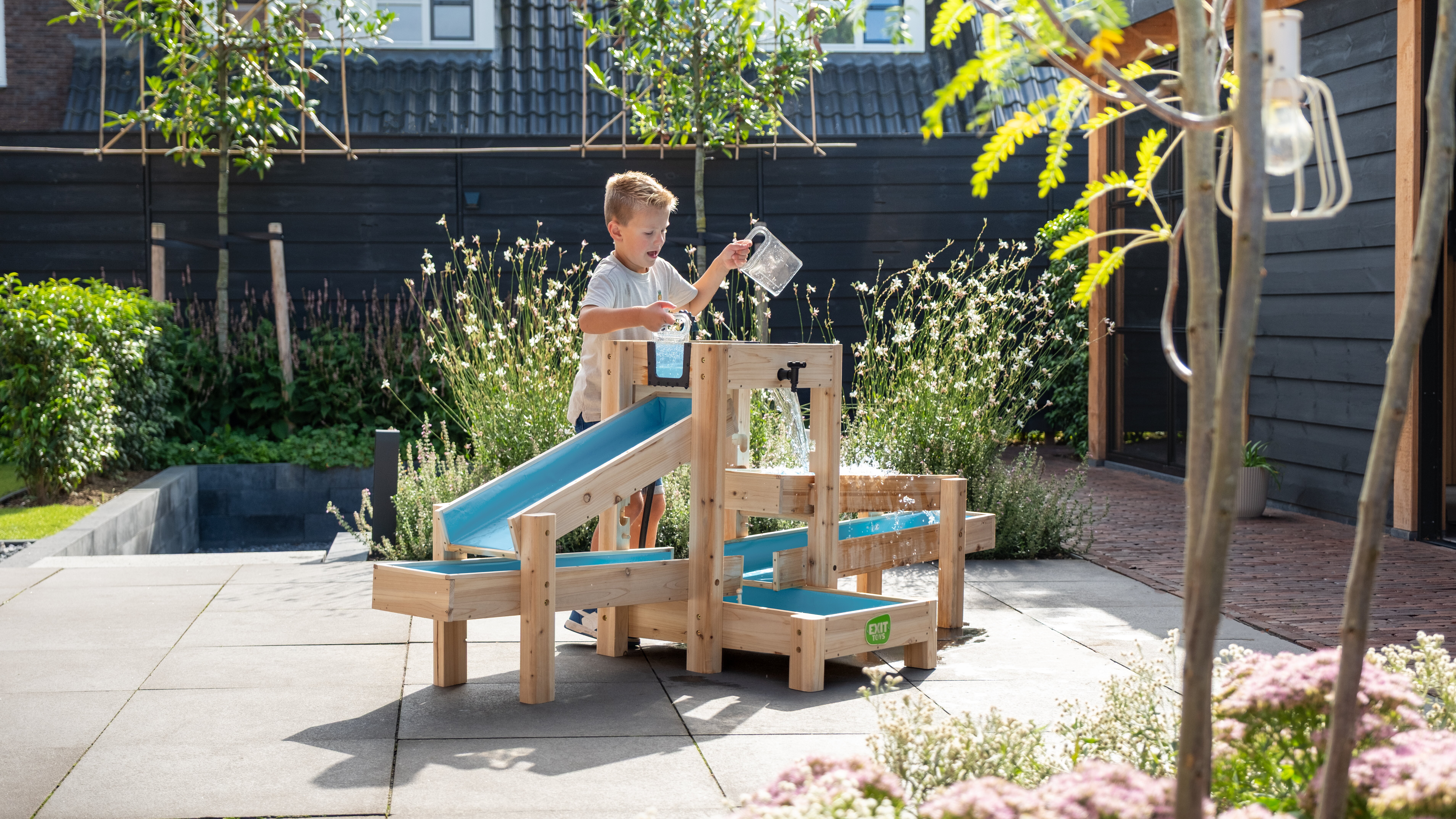 Podkreśla wsp&oacute;lne doświadczenie zabawy: wyścigi, wsp&oacute;łpraca i akcja non-stop dla wszystkich dzieci biorących udział.