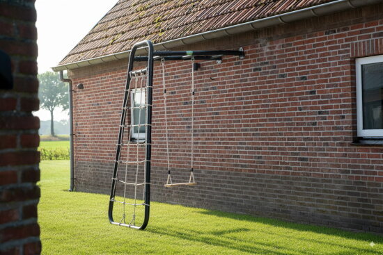 Monkeybar montowany przy ścianie: oszczędza miejsce, wygląda solidnie i jest wielofunkcyjny.